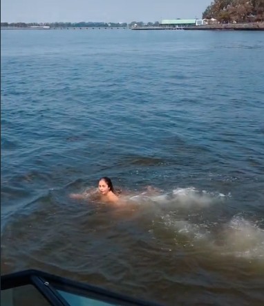 A influenciadora Donna P nadando no Rio Hudson (Foto: TikTok)