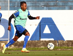 Grêmio acelera papelada e crê na estreia de Fernandinho contra Coxa