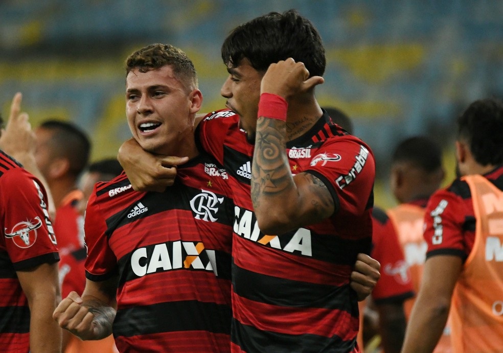 Matheus Savio comemora gol contra o Botafogo com seu amigo e antigo reserva Paquet&aacute; (Foto: Alexandre Dur&atilde;o/GloboEsporte.com)