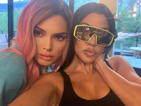 Kendall Jenner e Kourtney Kardashian fantasiadas como as irmãs Kylie e Kim, respectivamente (Foto: Instagram)