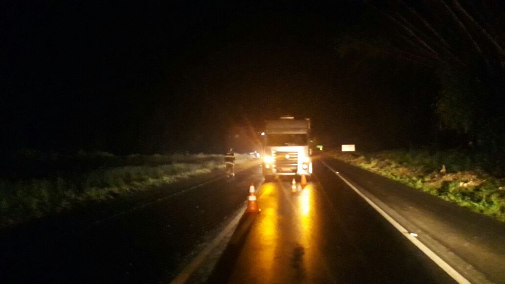 Pista foi sinalizada após o acidente em Paraguaçu Paulista nesta madrugada (Foto: Corpo de Bombeiros / Divulgação )