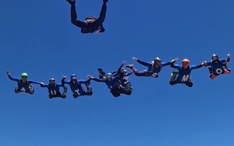 Grupo faz salto de paraquedas coletivo para promover conscientizao sobre o autismo, em Anpolis  Foto: Divulgao/Salto Azul