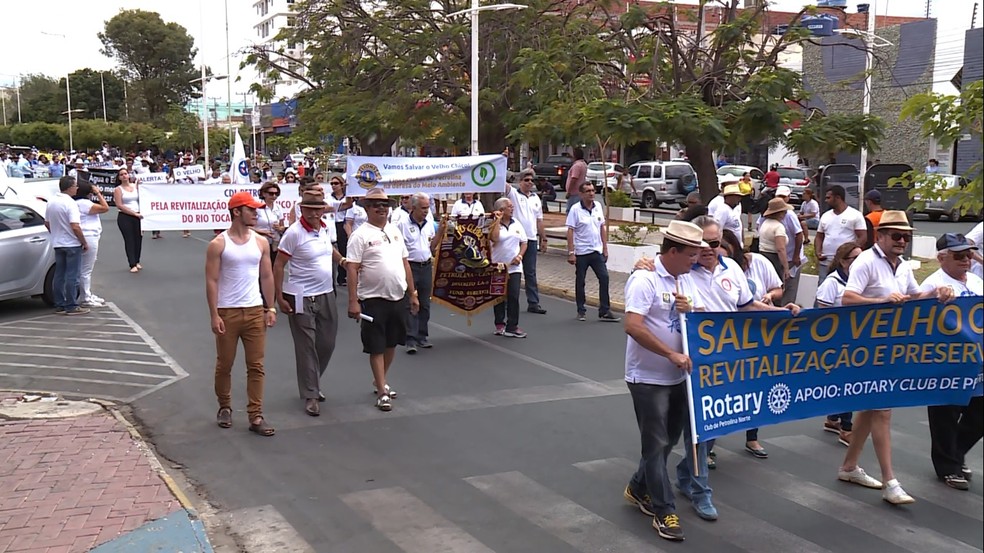 O ato em defesa do Velho Chico passou pelas principais ruas do centro de Petrolina (Foto: Reprodução / TV Grande Rio)