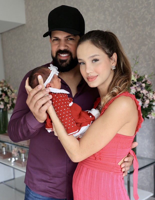 Biah Rodrigues e Sorocaba deixam maternidade com a caçula Fernanda  (Foto: Patrícia Devoraes/Brazil News )