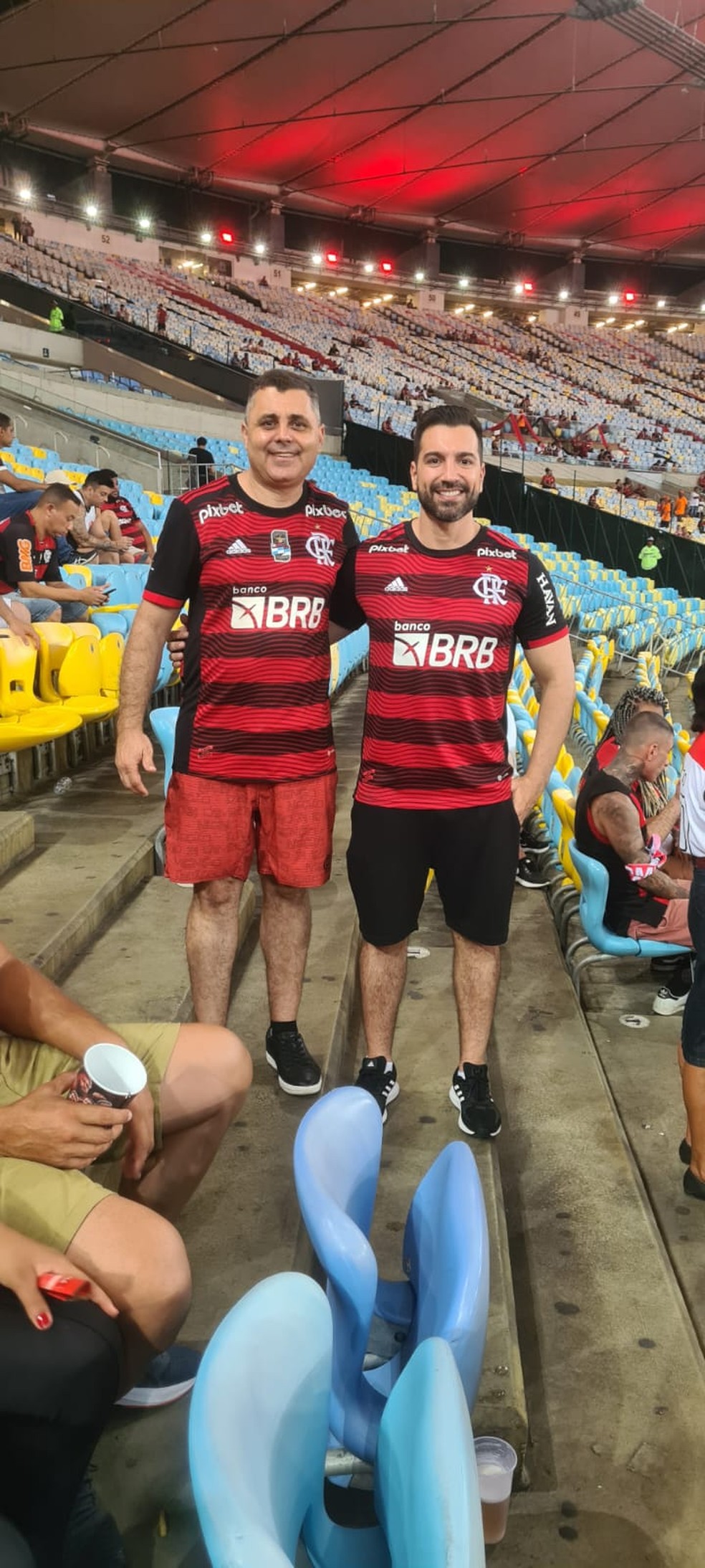 Ariovaldo com o primo no Maracan&atilde; &mdash; Foto: Reprodu&ccedil;&atilde;o / Arquivo Pessoal