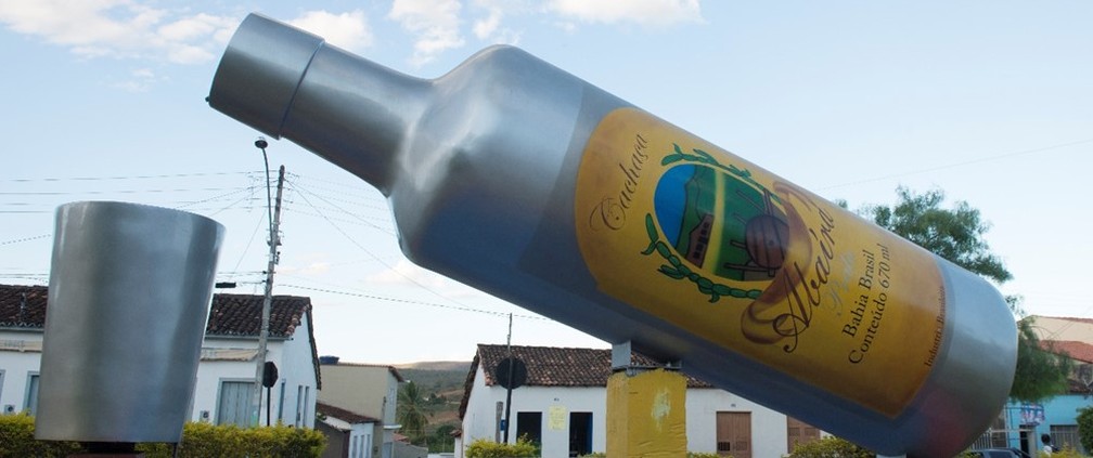 Principal praça de Abaíra tem monumento de garrafa de cachaça gigante. — Foto: Divulgação/Sebrae
