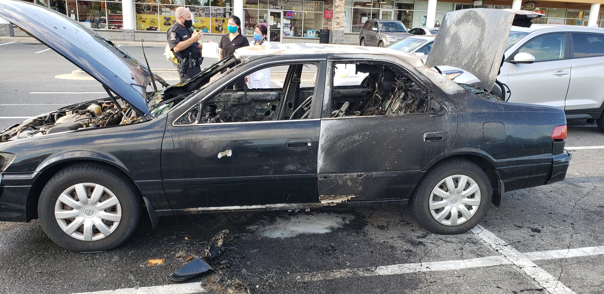 Motorista acende cigarro depois de passar álcool em gel nas mãos e carro pega fogo (Foto: Reprodução/Twitter) Motorista acende cigarro depois de passar álcool em gel nas mãos e carro pega fogo (Foto: Reprodução/Twitter)