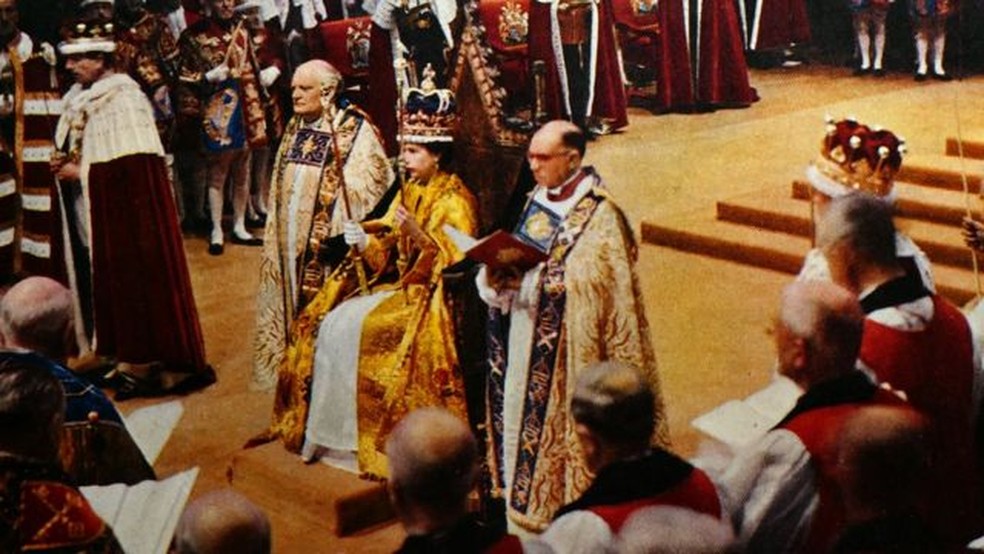 A rainha Elizabeth 2ª na cadeira de coroação em 1953.  — Foto: Universal History Archive via BBC