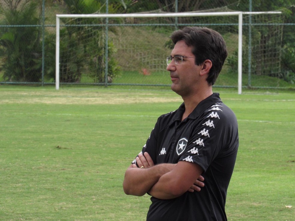 Ricardo Resende, técnico da base do Botafogo — Foto: Fabio de Paula/Botafogo
