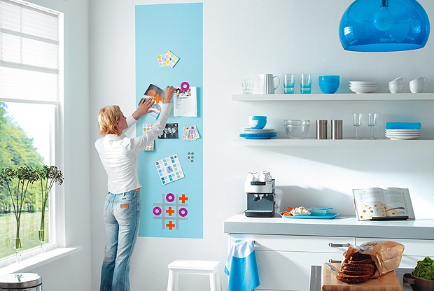 Na cozinha, uma faixa colorida com tinta ímã organiza papéis (Foto: Divulgação)