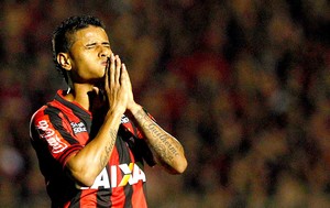 Everton chega ao Rio, é aprovado em exames e fica mais perto do Flamengo