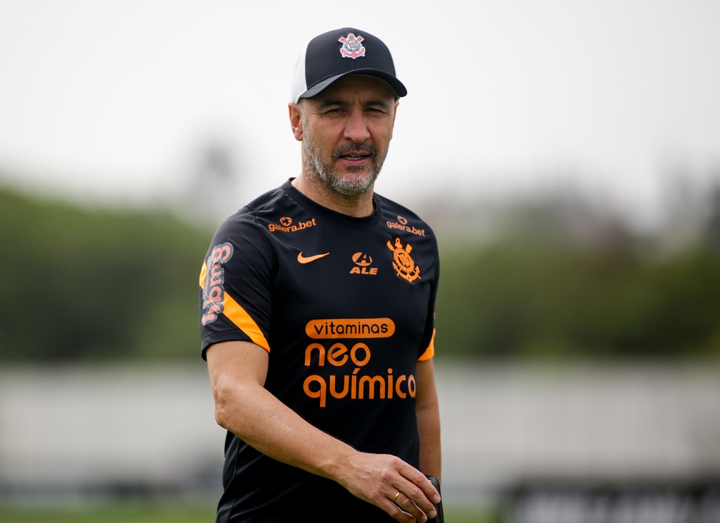 Vítor Pereira em treino do Corinthians nesta sexta-feira — Foto: Rodrigo Coca/Agência Corinthians