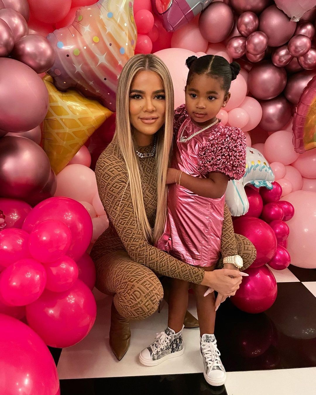 Khloe Kardashian e a sobrinha Dream em celebração com tema de 'Barbie' (Foto: Reprodução Instagram)