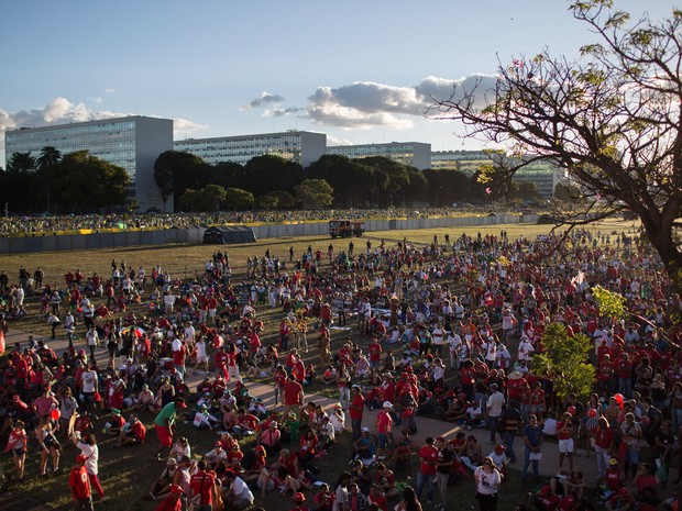 Manifestantes contra o impeachment da presidente Dilma Rousseff caminham pela Esplanada dos Ministérios em direção ao Congresso Nacional, em Brasília (Foto: Felipe Dana/AP)