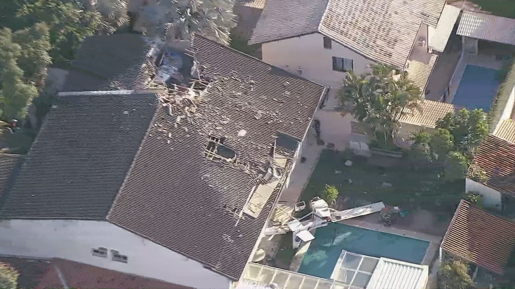Ultraleve bateu no telhado de casa antes de cair ao lado da piscina — Foto: Reprodução/TV Globo