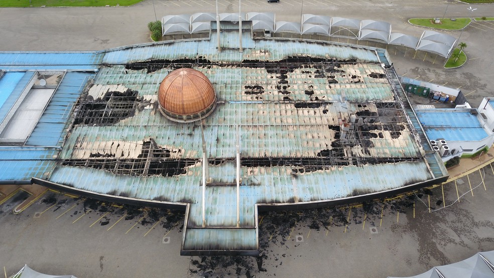 Local ficou completamente destruído com o incêndio  — Foto: Ronaldo de Oliveira