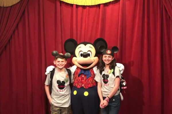 O personagem Mickey Mouse com as crianças que ficaram sabendo da adoção (Foto: Facebook)