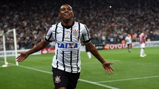 O jogador Elias, quando jogava pelo Corinthians em 2015, foi chamado de 'macaco' pelo zagueiro Cristian González, em jogo contra o Danubio, pela LibertadoresAFP