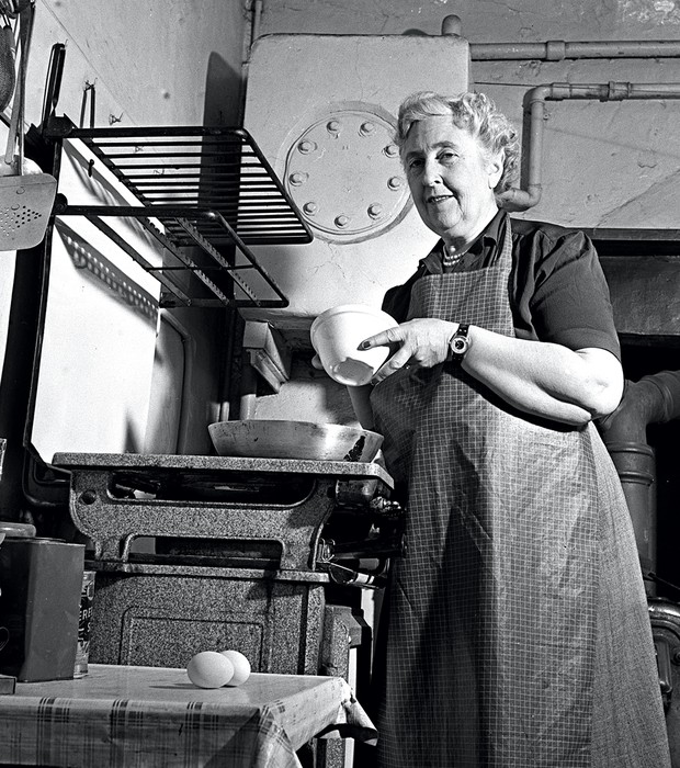SEM MISTÉRIO Agatha Christie na cozinha de sua casa, na Inglaterra, em  1950.  Ela era fã de pratos simples, como pães e omeletes (Foto: Popperfoto/Getty Images)
