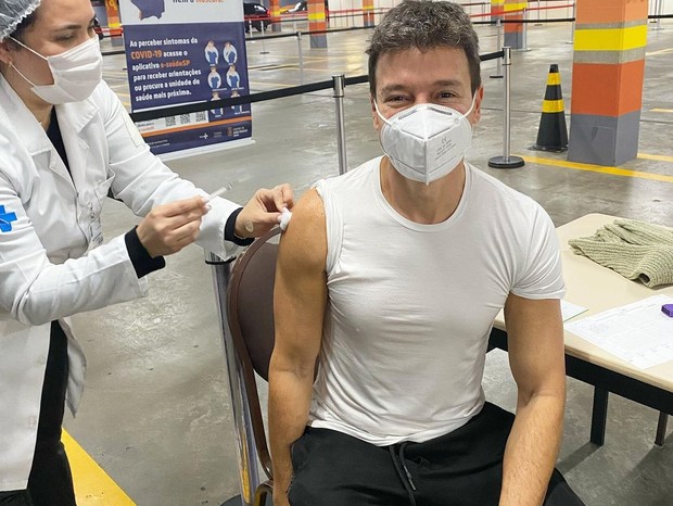 Rodrigo Faro toma vacina contra a Covid-19 (Foto: Reprodução/Instagram)
