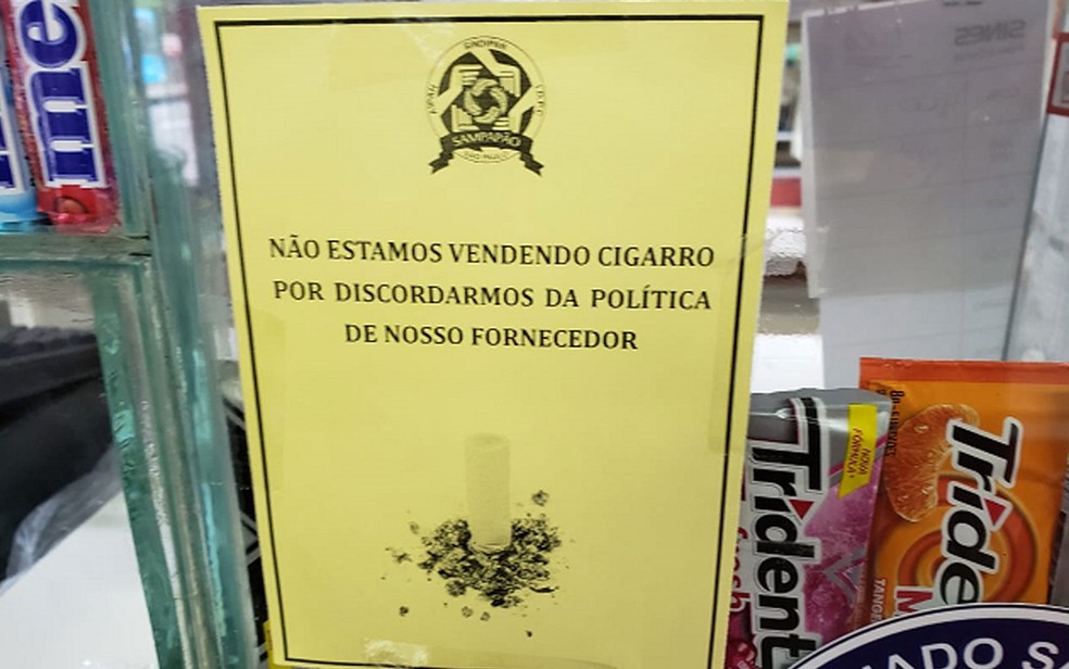 Padaria em Interlagos colocou aviso aos clientes informando que não vai mais vender cigarros — Foto: Arquivo pessoal