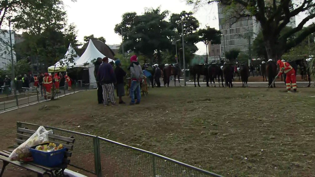 Prefeitura realiza operação para combater ambulantes ilegais no Centro de SP — Foto: Reprodução/TV Globo