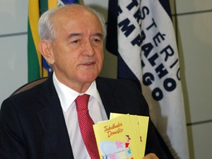 O ministro do Trabalho, Manoel Dias, apresenta cartilha de direitos para domésticas (Foto: Renato Alves/MTE)