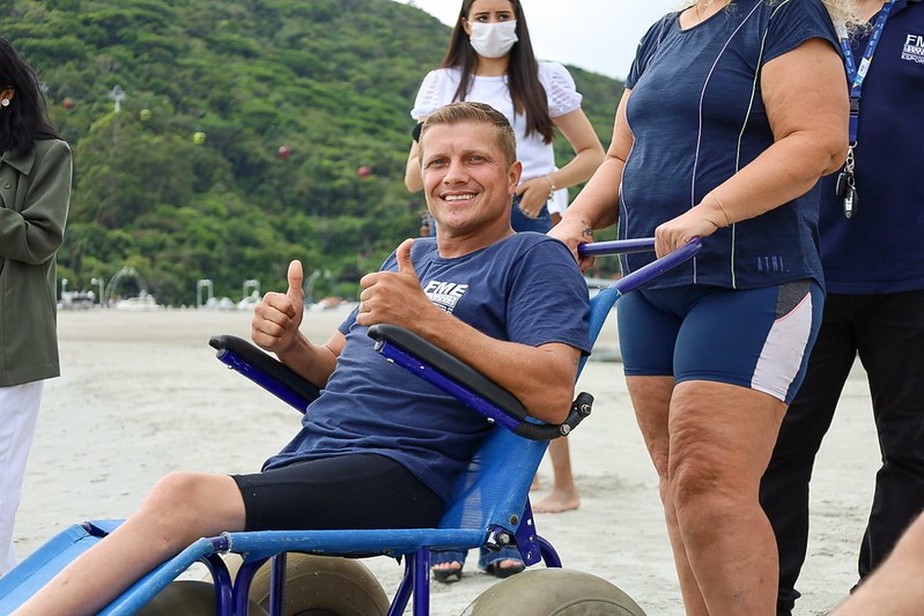 Praia Acessível democratiza o banho de mar na Praia Central de Balneário Camboriú