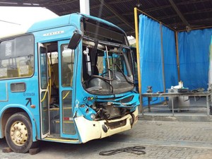 Ônibus envolvido em acidente em Juiz de Fora passou por revisão no dia 17 de março, segundo a empresa  (Foto: Larissa Zimmermann/G1)