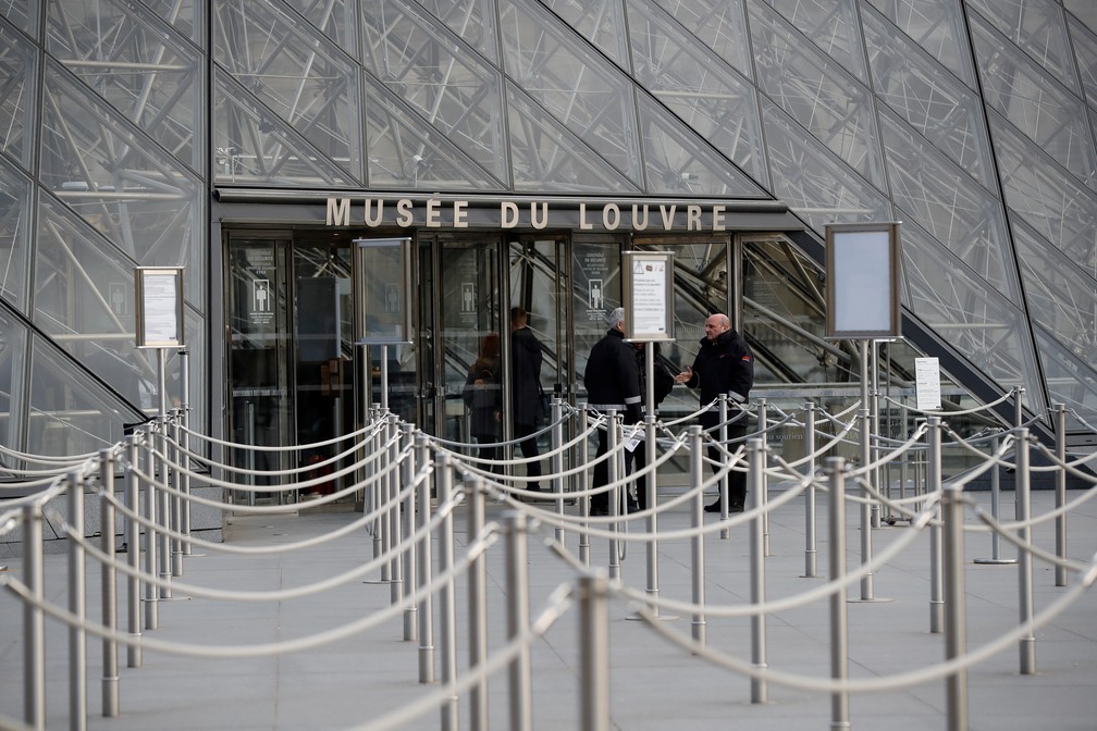 Seguranças diante da porta do Museu do Louvre, em Paris, que ficará fechado por tempo indeterminado — Foto: AFP/Thomas Samson