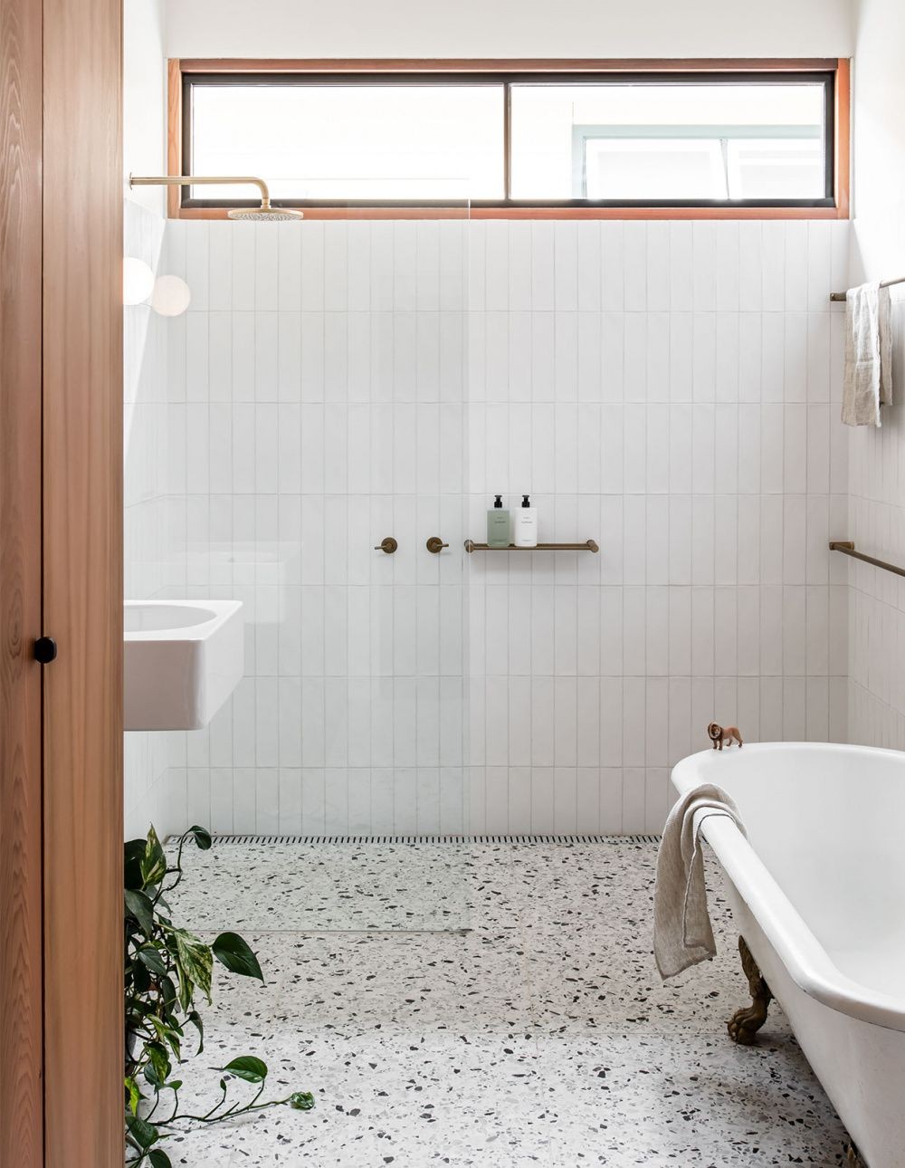 Décor do dia: banheiro com piso de granilite e decoração minimalista (Foto: Divulgação)