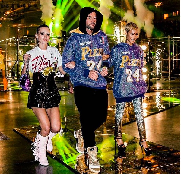 O esitlista Philipp Plein e dois modelos com o look em homenagem a Kobe Bryant (1978-2020) na Fashion Week de Milão (Foto: Instagram)
