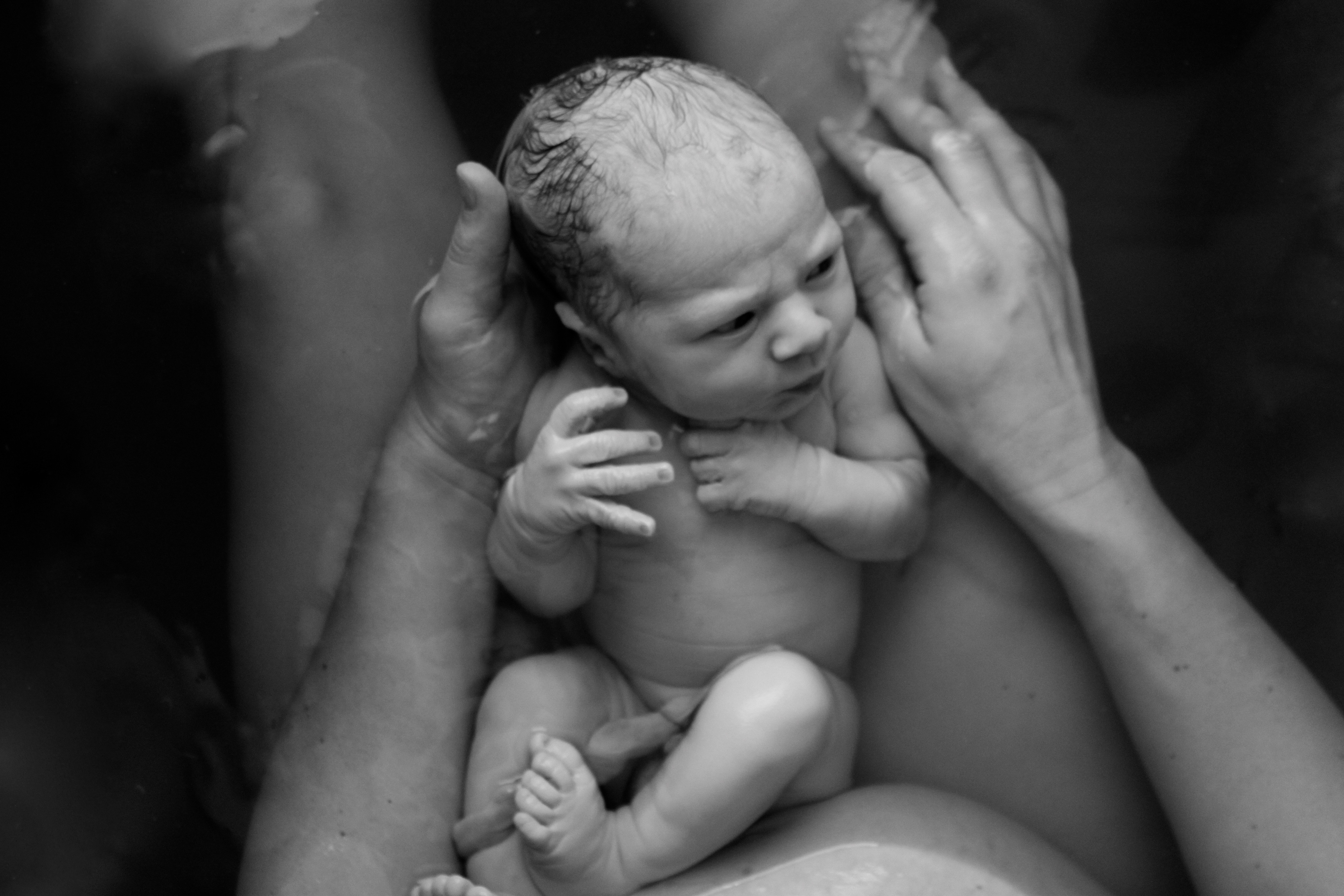 Recém-nascido no colo da mãe depois de parto na água (Foto: Getty Images)