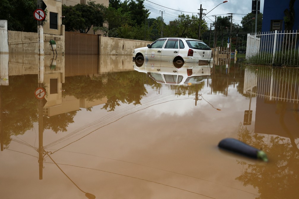Foto mostra inundação após fortes chuvas em Franco da Rocha (SP), no dia 31 de janeiro. — Foto: Carla Carniel/Reuters
