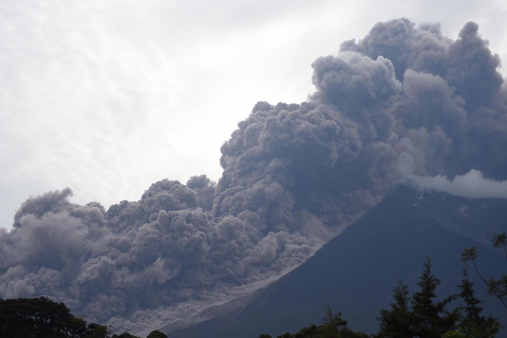 Erupção do Vulcão de Fogo vista da cidade de Alotenango, no departamento de Sacatepequez, no domingo (3)  (Foto: Orlando Estrada / AFP )