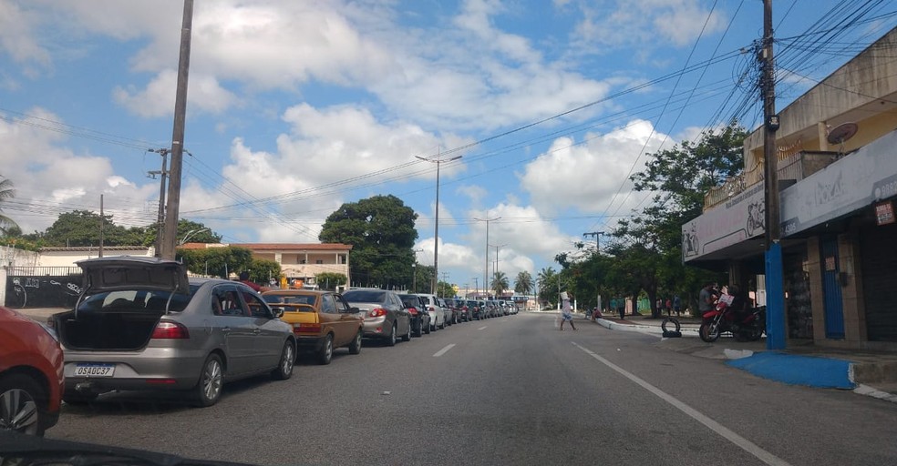 Caucaia tem longas filas de veículos no drive-thru de vacinação para idosos montado no Centro da cidade. — Foto: Halisson Ferreira/ SVM
