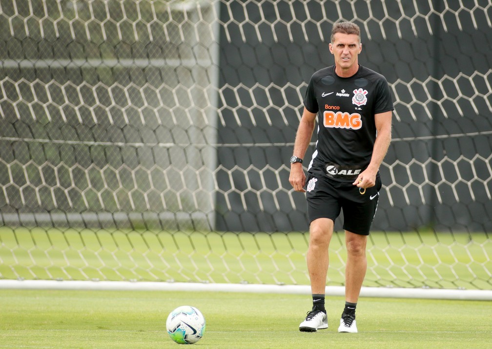 Mancini comanda treino tático no Corinthians; Roni dá sequência a tratamento no pé