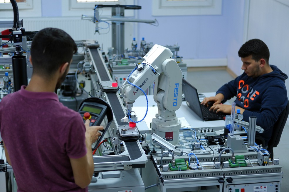 Rrelatório do Fórum Econômico Mundial listou funções que podem se tornar redundantes pela automação — Foto: Shutterstock