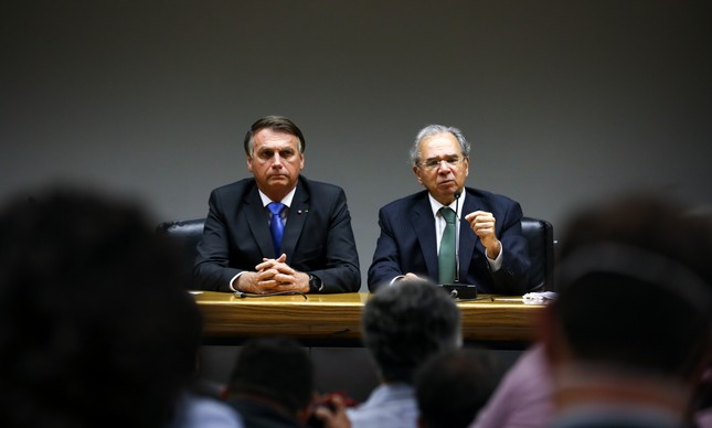 O presidente Jair Bolsonaro e o ministro Paulo Guedes em coletiva de imprensa no Ministério da Economia
