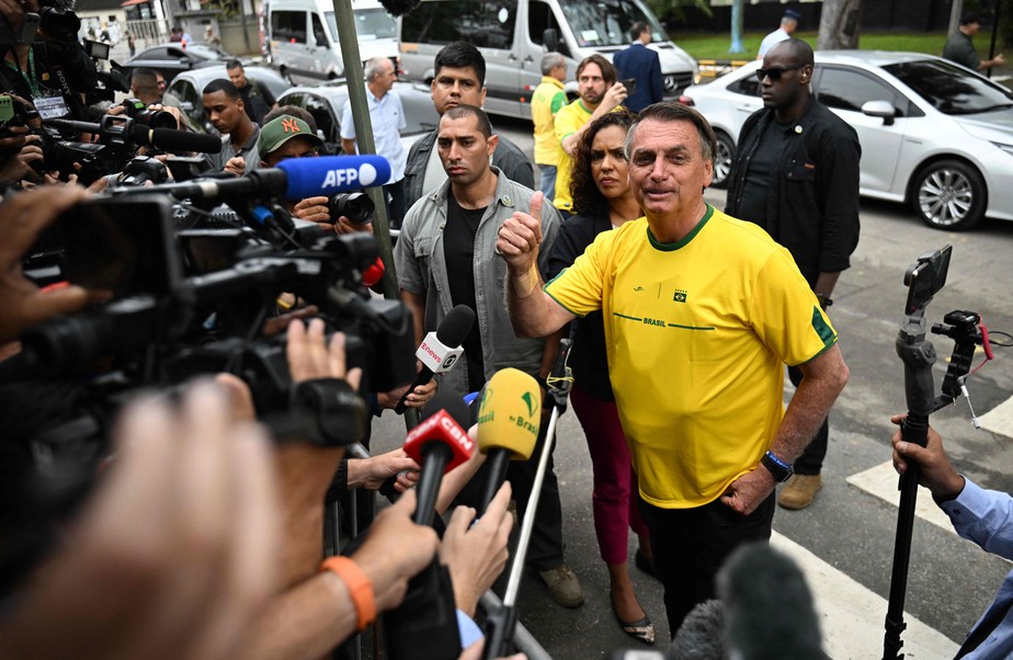 Bolsonaro conversa com jornalistas após votar, no RIo