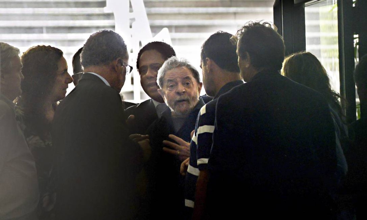 CONDUÇÃO COERCITIVA - O ex-presidente Lula é alvo, em março de 2016, de um mandato de condução coercitiva, autorizado pelo então juiz Sergio Moro, na 24ª fase da Operação Lava-Jato — Foto: Marcos Bizzotto/Raw Imagem/Agência O Globo