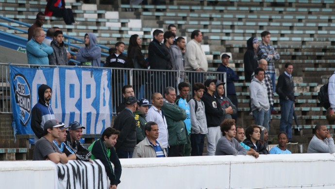 Torcida enfrenta chuva e saúda Felipão no 1º treino na volta ao Grêmio