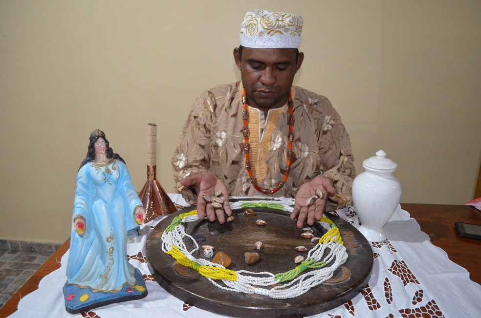Reginaldo Santos, pai de santo do Candomblé, no Amapá (Foto: Rita Torrinha/G1)