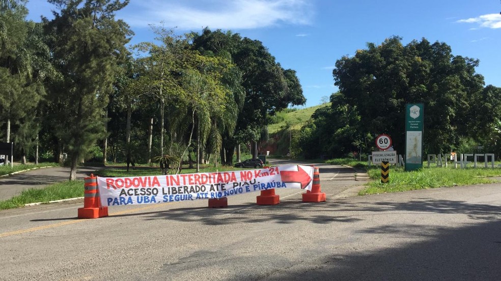 A rodovia MG-133 está interditada com acesso liberado apenas até o trevo para Piau — Foto: Marcus Pena/G1
