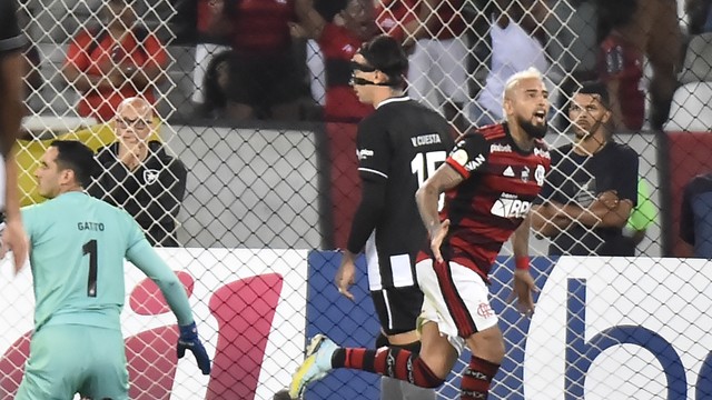 Vidal passa por Gatito e comemora gol em Botafogo x Flamengo
