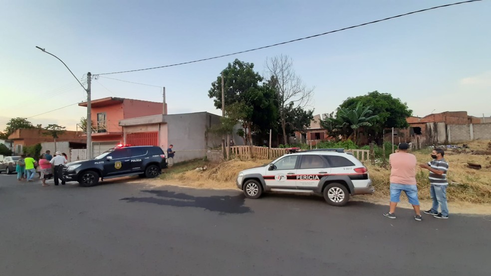 Polícia de São Carlos encontrou dois corpos enterrados em quintal de casa abandonada, em março — Foto: A CidadeON São Carlos/Arquivo