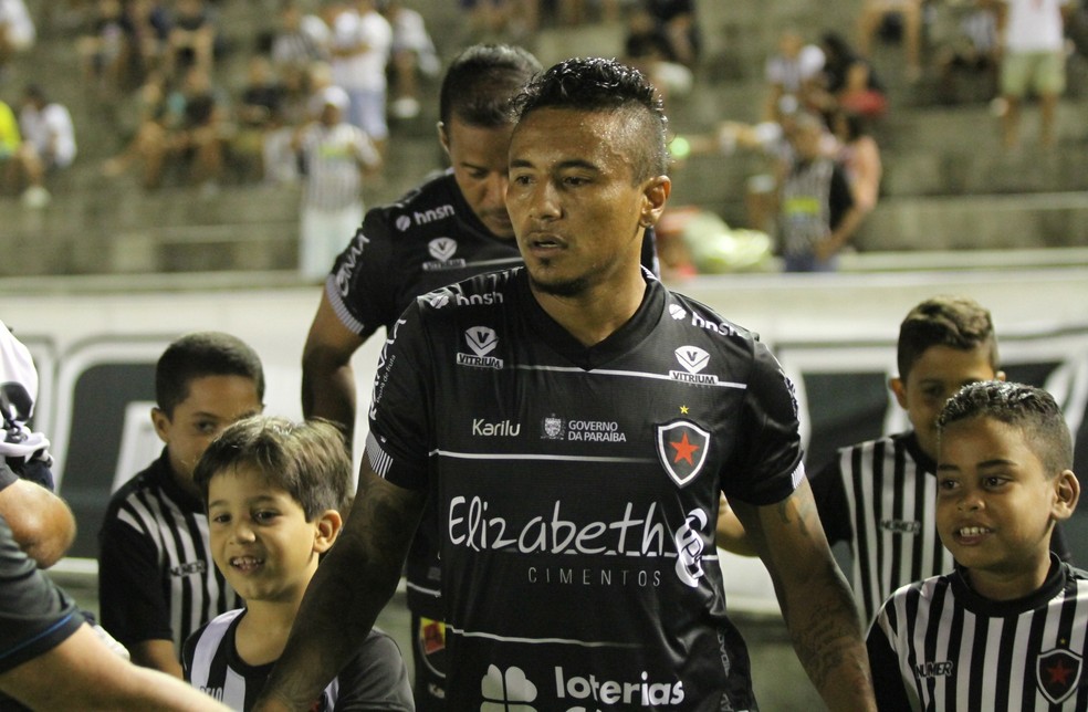 A regularidade transformou Rogério num dos jogadores mais importantes do Botafogo-PB no Campeonato Paraibano — Foto: Pedro Alves / GloboEsporte.com