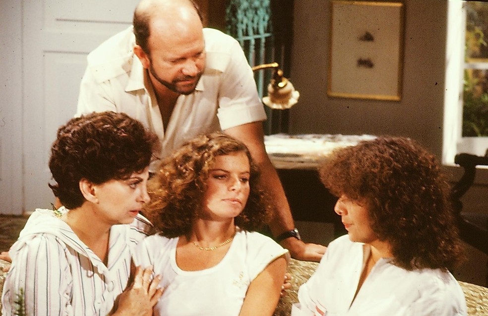Cecil Thiré em cena com Beatriz Segall, Debora Bloch e Irene Ravache em 'Sol de Verão', de 1983 — Foto: Acervo TV Globo