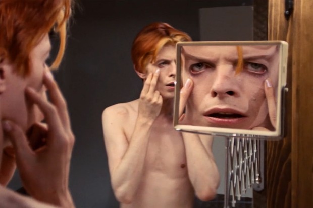 Cena de O Homem que Caiu na Terra, com David Bowie (Foto: reprodução)