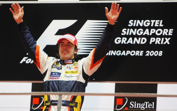 Fernando Alonso comemora a vitória no GP de Cingapura de Fórmula 1 2008 (Foto: Agência Getty Images)